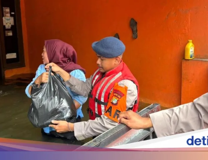 Banjir 5 Meter di Periuk Tangerang, Brimob Polda Metro Sigap Evakuasi Warga