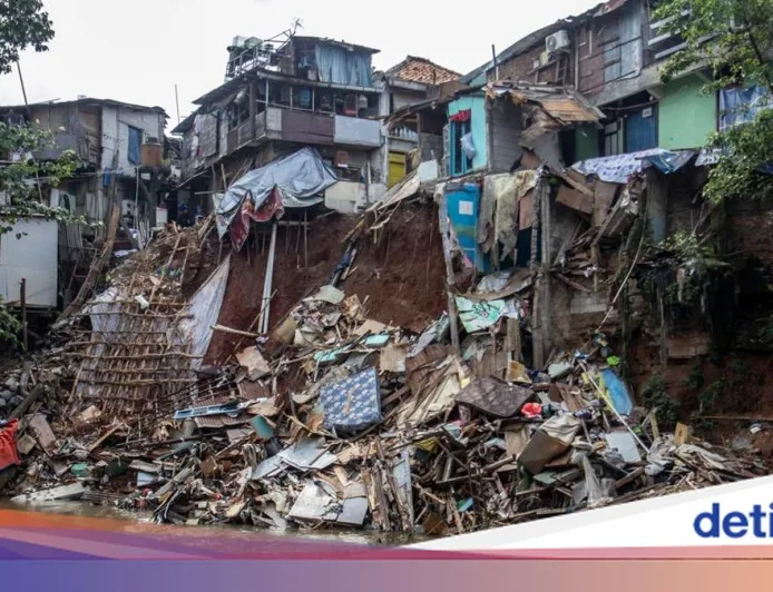 Longsor di Bantaran Sungai Ciliwung Sebabkan Enam Rumah Amblas di Tebet