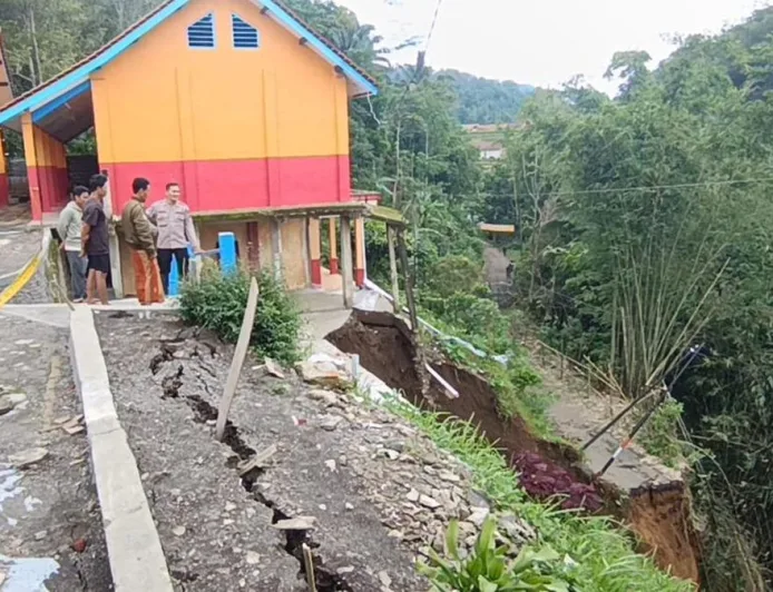 Longsor Tebing 30 Meter di Brebes Hancurkan Bangunan Sekolah dan Jalan
