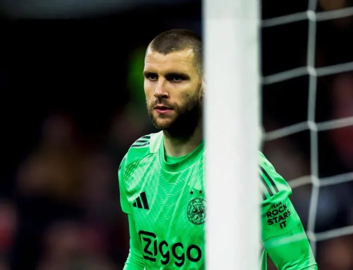 Kesal Kalah dari Groningen, Maarten Paes Sindir Rekan Setim Ajax Amsterdam