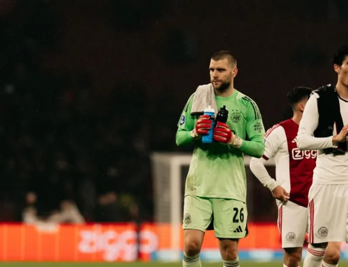 Maarten Paes Akui Mengeluarkan Kata-Kata Kasar Saat Ajax Kalah dari FC Groningen