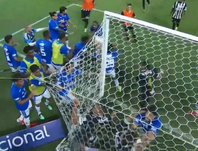 Tawuran Hebat di Laga Cruzeiro vs Atletico Mineiro, 23 Kartu Merah Dikeluarkan Wasit!