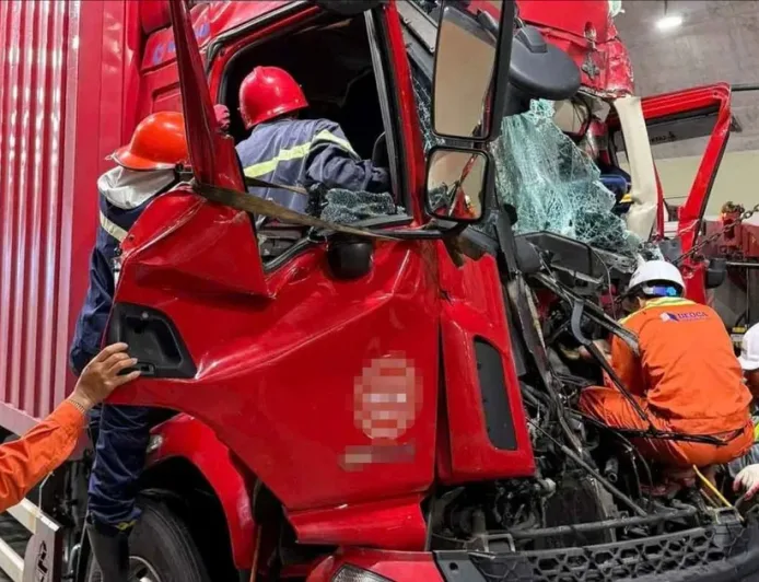 Kecelakaan Terowongan Deo But: 2 Orang Terluka Terjebak di Kabin Truk