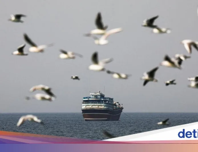 Iran Izinkan Kapal Lewat Selat Hormuz dengan Syarat Usir Dubes AS dan Israel