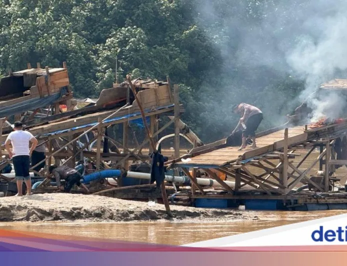 Polda Riau Musnahkan 12 Rakit PETI di Kuansing, Tegakkan Hukum dan Lindungi Lingkungan