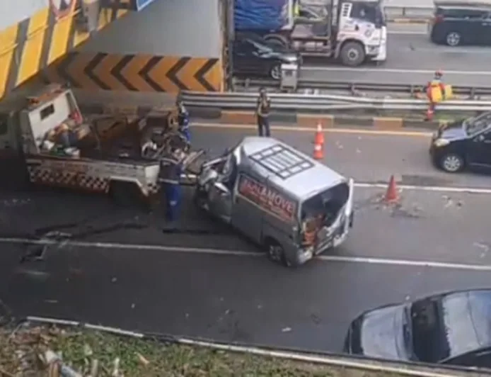 Kecelakaan Beruntun 4 Kendaraan di Tol JORR TB Simatupang, Satu Penumpang Terjepit