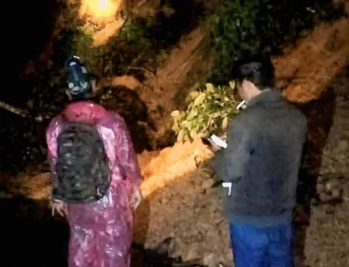 Longsor di OKU Selatan Tertimbun Tiga Motor, Jalan Penghubung Lumpuh Total