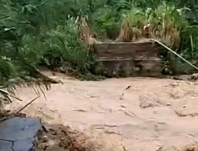 Jembatan Gantung Desa Bunut Putus Akibat Banjir, Aktivitas Warga Lumpuh