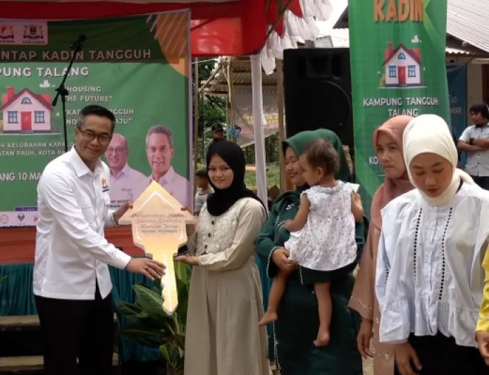 Penyintas Banjir Padang Bahagia Terima 10 Huntap Bantuan Kadin Indonesia