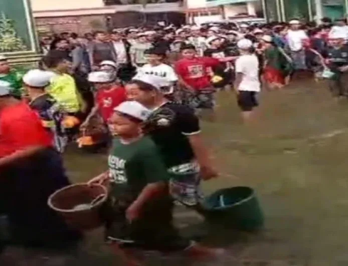 Banjir Lamongan Tak Surut, Ratusan Santri Kuras Air dengan Gayung Protes Pemerintah