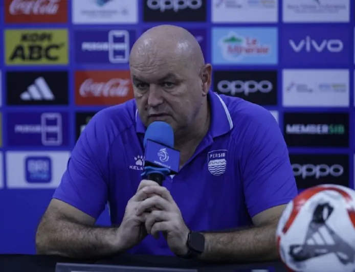 Respons Bojan Hodak Soal Peluang Persib Bandung Juara Super League 2025-2026