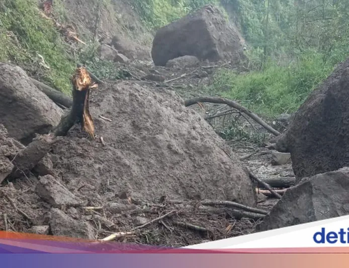 Longsor Bukit di Jepara Tutupi Jalan Desa Tempur dengan Batu Besar