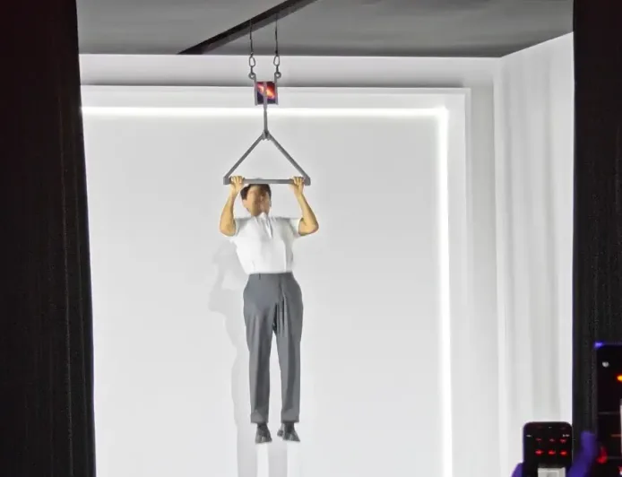 Honor Uji Ketahanan Engsel Magic V6 dengan Pull Up Ekstrem