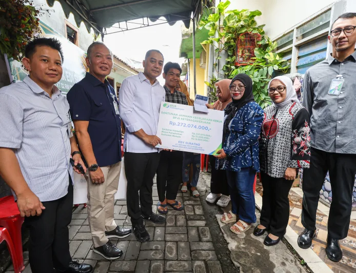 Eri Cahyadi Serahkan Santunan Rp272 Juta untuk Keluarga Pembersih Kaca Meninggal Kecelakaan
