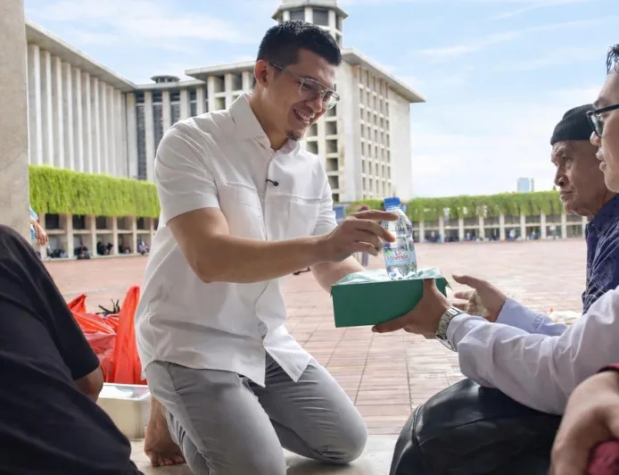 Le Minerale Bagikan 5.000 Botol Air Mineral di Masjid Istiqlal, Tegaskan Komitmen Sosial Ramadan