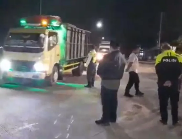 Kecelakaan Maut Truk Tabrak Motor Bonceng 3 di Tenjo Bogor, 1 Tewas