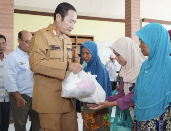 Lamongan Salurkan 54 Ton Beras dan 9.700 Paket Sembako untuk Warga Terdampak Banjir
