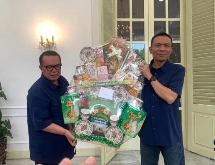 Rismon Sianipar Terima Parcel Besar Usai Audiensi dengan Wapres Gibran soal Ijazah Jokowi