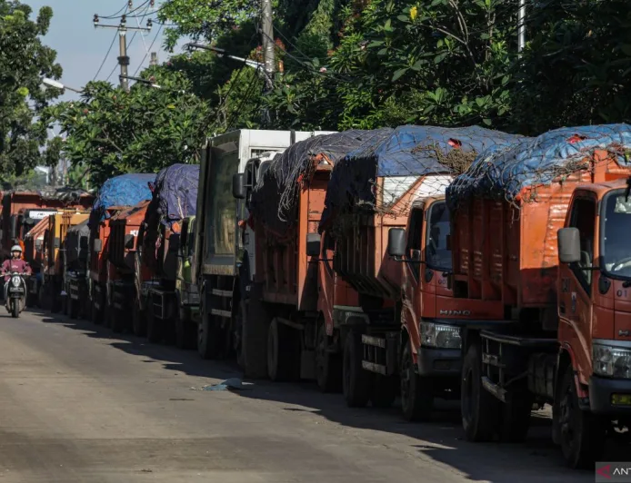 Antrean Truk Sampah Mengular 8 Km Usai Longsor di TPST Bantargebang