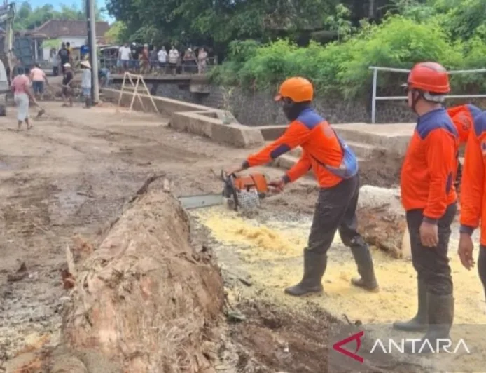 BPBD Gianyar Kerahkan 8 Personel Bantu Tangani Banjir Bandang Buleleng