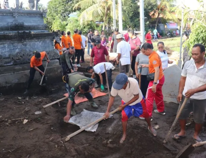 Pemkab Buleleng Gerakkan Ratusan Warga Bersihkan Material Banjir Bandang
