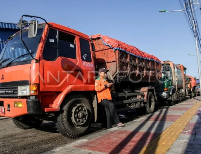 Antrean Truk Sampah 8 Km di TPST Bantargebang Imbas Longsor Zona 4A