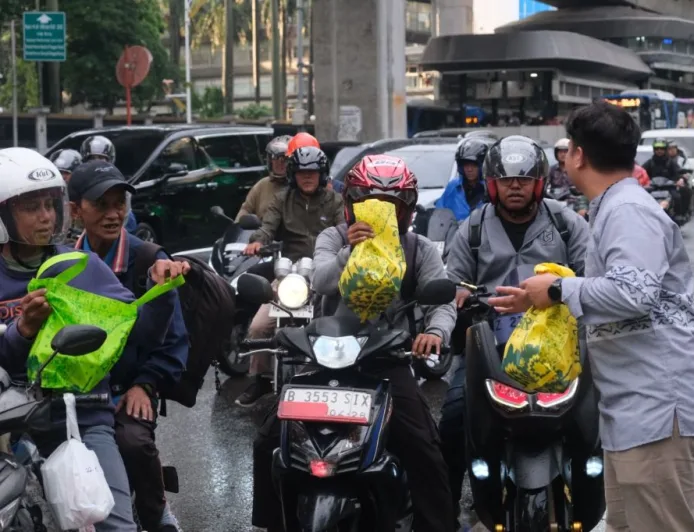 Peruri Perkuat Solidaritas Sosial dengan Pembagian Takjil Gratis di Jakarta