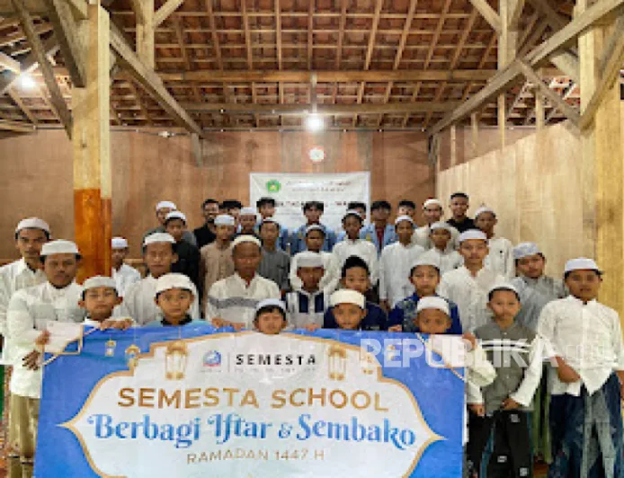 Semesta School dan Dinas Sosial Semarang Salurkan 2.120 Paket Iftar dan 500 Sembako di Ramadhan 1447H
