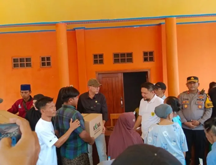HM Nasim Khan Gandeng Pengusaha Salurkan Bantuan untuk Korban Banjir Situbondo