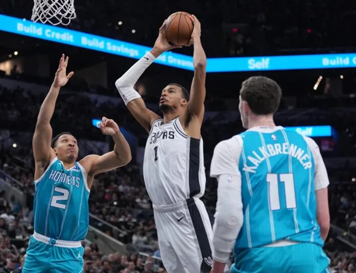 Victor Wembanyama Kembali Bawa Spurs Kalahkan Hornets 115-102