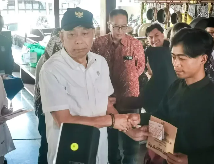Kemensos Salurkan Santunan Rp440 Juta untuk Korban Longsor Situkung Banjarnegara