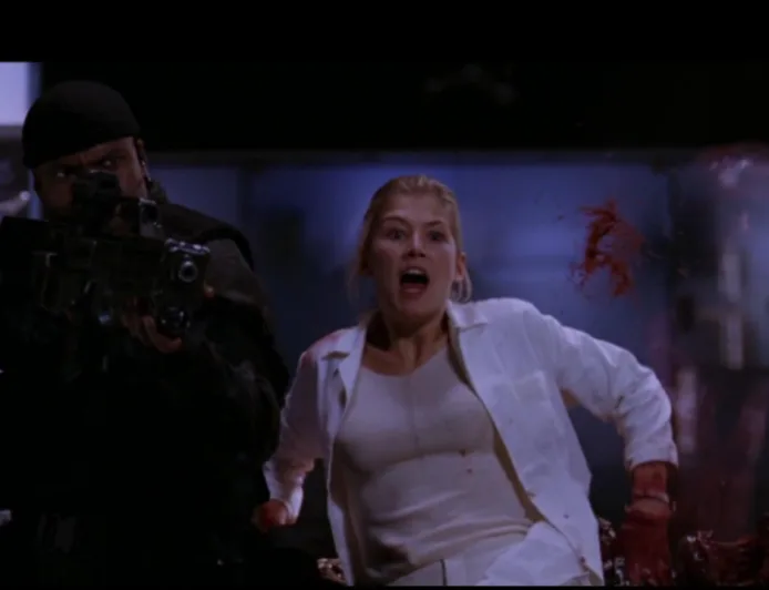 Sinopsis Film Doom 2005: Perjuangan Rosamund Pike Melawan Mutan di Mars