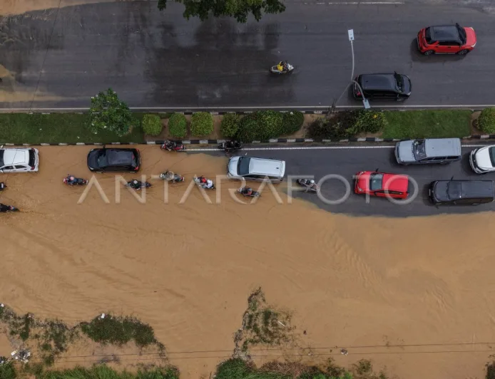 Banjir Melanda Kendari: Kemacetan Parah di Jalan Brigjen M. Yoenoes