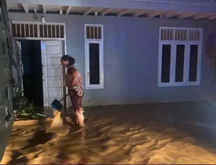 Tanggul Sungai Tuka Jebol, Banjir Rendam Permukiman di Tapanuli Tengah