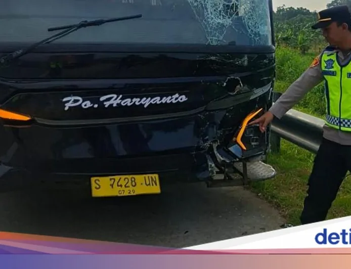 Bus Tabrak 5 Mobil Pemudik di Tol Batang, Korban Jiwa Nihil