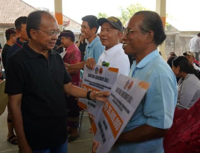 Gubernur Koster Salurkan Bantuan Rp1,26 Miliar untuk Korban Banjir Bandang Buleleng