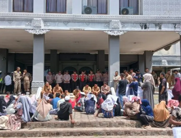Korban Banjir Bireuen Geruduk Kantor Bupati Desak Pemenuhan Hak