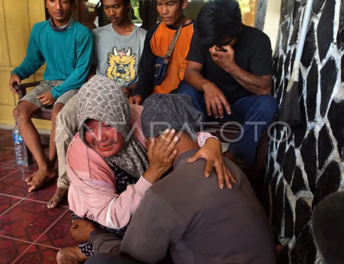 Penanganan Lima Nelayan Korban Kecelakaan Laut di Trenggalek Berhasil Diselamatkan