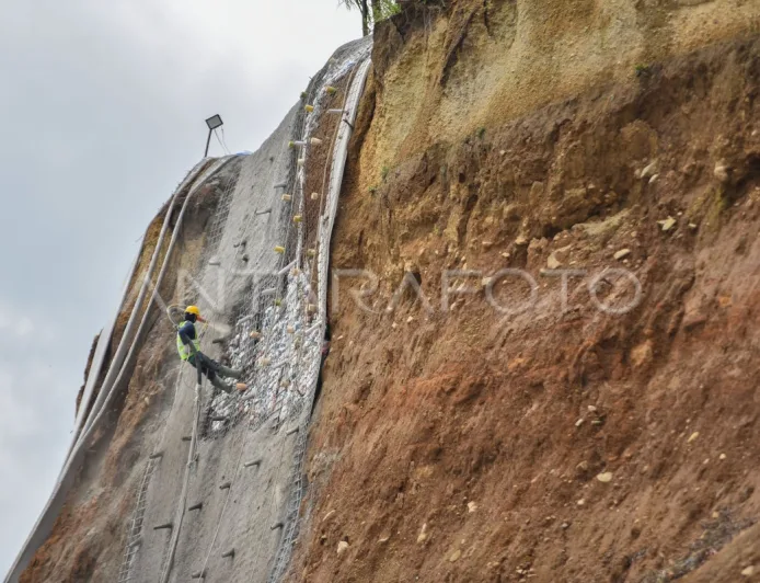 Penanganan Jalan Longsor Malalak: Pengecoran Tebing Antisipasi Bencana