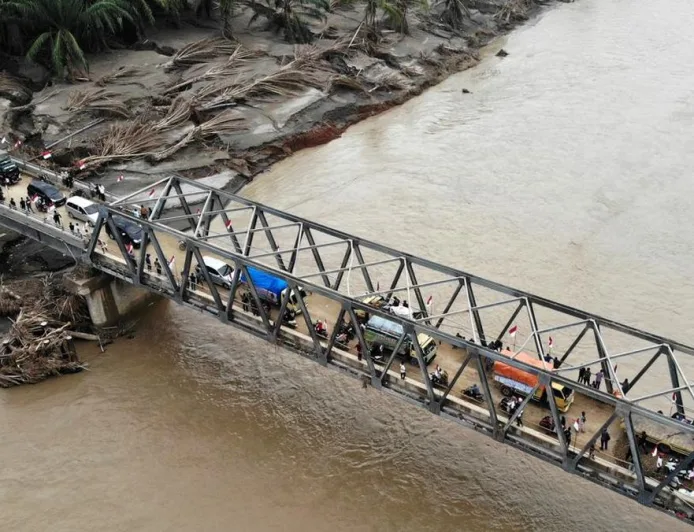Warga Aceh Perbaiki Mandiri Jembatan Rusak Akibat Banjir dalam 2 Hari
