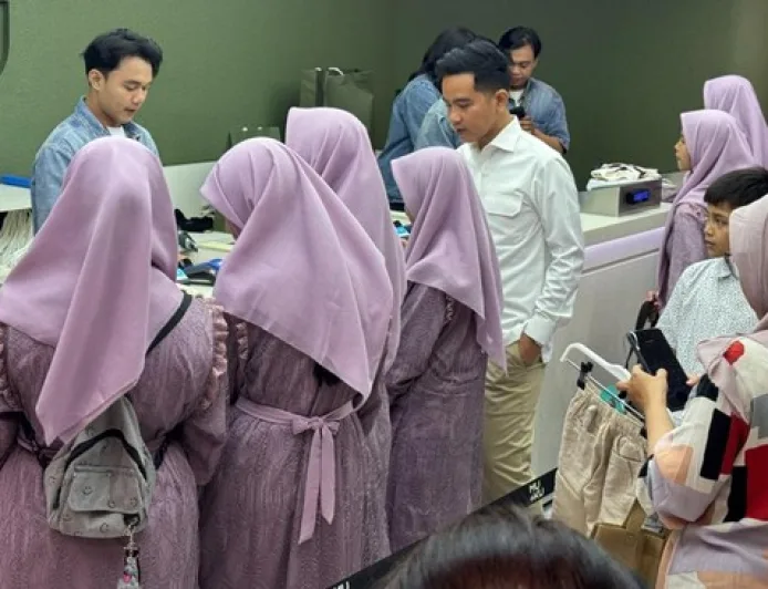 Wapres Gibran Ajak Anak Panti Belanja Baju Baru Jelang Lebaran di Blok M