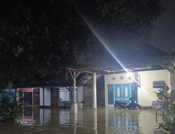 Banjir Driyorejo Gresik: 175 Rumah di Sumput Terendam, Motor Mogok di Jalan