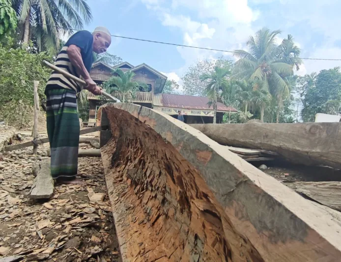 Penyintas Bencana Sekumur Manfaatkan Kayu Bekas Banjir untuk Bangun Perahu