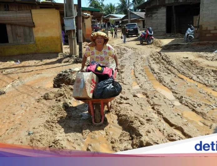 Warga Tapanuli Tengah Kembali Beraktivitas Usai Banjir Susulan 15 Maret