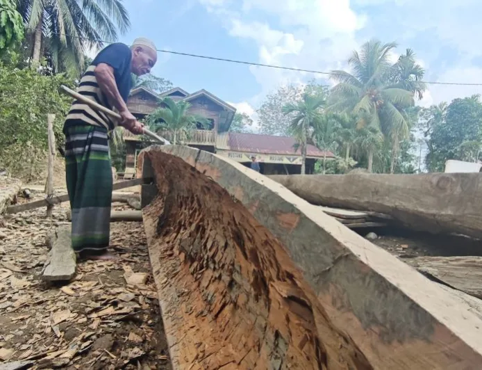Penyintas Banjir Aceh Tamiang Sulap Kayu Bekas Jadi Perahu Fungsional