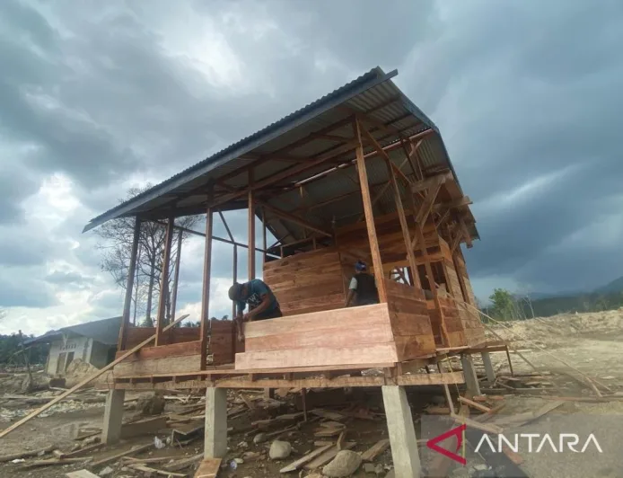 Warga Garoga Manfaatkan Kayu Sisa Banjir untuk Bangun Huntara Mandiri