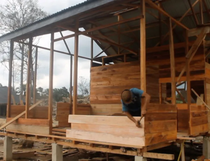 Kreativitas Warga Desa Garoga Olah Kayu Bekas Banjir Jadi Hunian Sementara