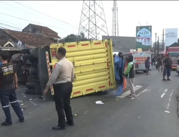 Kecelakaan Jalur Mudik Sumedang: 2 Pemotor Tewas Ditabrak Truk Boks Saat Lampu Merah