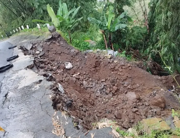 Longsor TPT Jalan Raya Pecalukan Prigen Pasuruan: Ini Dampak Hujan Deras