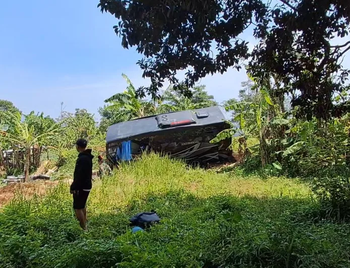 Bus Diduga Rem Blong Sebabkan Kecelakaan Beruntun di Depan DPRD Bandung Barat